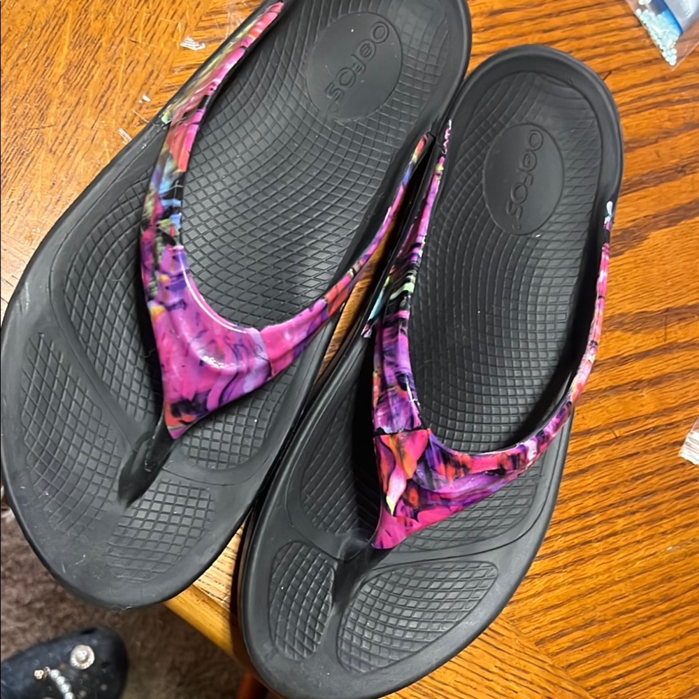 OOFOS Black and Pink Sandals with Textured Footbed